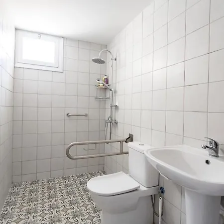 Apartment Coral Bay Accessible 2 Bedroom - Pool, Sea Views, Fully Equipped Peyia