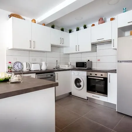 Coral Bay Accessible 2 Bedroom - Pool, Sea Views, Fully Equipped * Peyia
